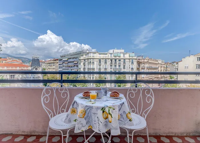 Elegant Condo With Balconies In The Heart Of Nice